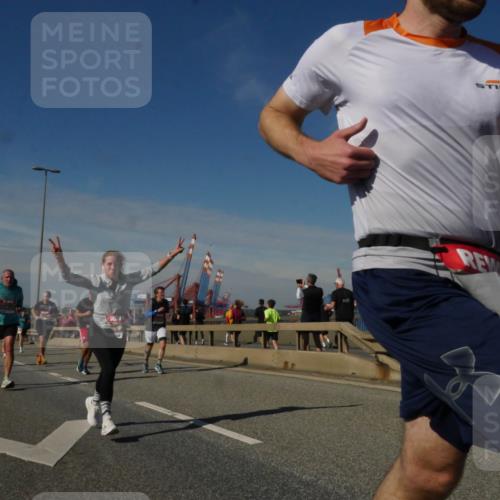 03.10.2025 - Köhlbrandbrückenlauf Matties Gatica Varas http://msf.ph/oto/8990192 03.10.2025 12:39:23 Position 2  meine-sportfotos.de