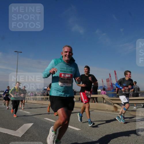 03.10.2025 - Köhlbrandbrückenlauf Matties Gatica Varas http://msf.ph/oto/8990208 03.10.2025 12:39:25 Position 2 5948, 214, 13 meine-sportfotos.de