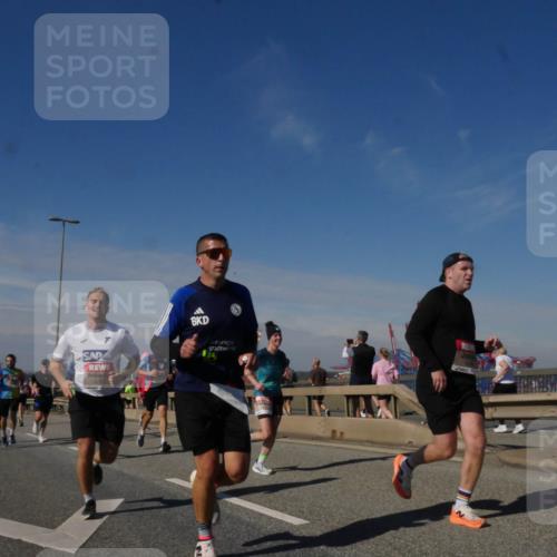 03.10.2025 - Köhlbrandbrückenlauf Matties Gatica Varas http://msf.ph/oto/8990233 03.10.2025 12:39:29 Position 2  meine-sportfotos.de