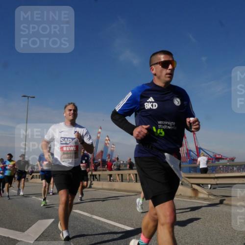 03.10.2025 - Köhlbrandbrückenlauf Matties Gatica Varas http://msf.ph/oto/8990236 03.10.2025 12:39:29 Position 2 4250 meine-sportfotos.de