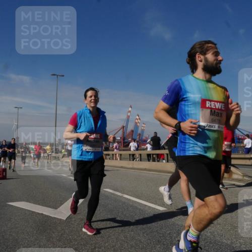 03.10.2025 - Köhlbrandbrückenlauf Matties Gatica Varas http://msf.ph/oto/8990258 03.10.2025 12:39:32 Position 2 6341, 6478 meine-sportfotos.de