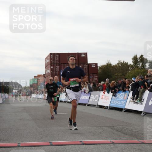 03.10.2025 - Köhlbrandbrückenlauf Yannick Fuchs http://msf.ph/oto/8990276 03.10.2025 16:01:57 Ziel 7204, 7299, 9145, 9192, 9324 meine-sportfotos.de