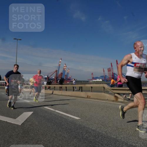 03.10.2025 - Köhlbrandbrückenlauf Matties Gatica Varas http://msf.ph/oto/8990282 03.10.2025 12:39:36 Position 2 4300 meine-sportfotos.de