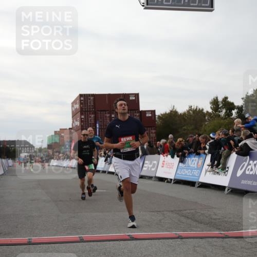 03.10.2025 - Köhlbrandbrückenlauf Yannick Fuchs http://msf.ph/oto/8990284 03.10.2025 16:01:57 Ziel 7204, 7299, 9145, 9192, 9324 meine-sportfotos.de