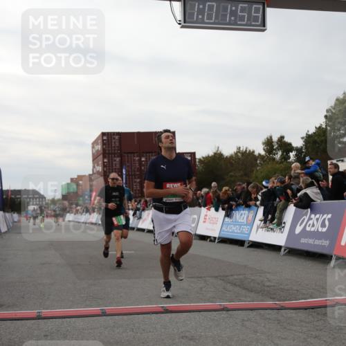 03.10.2025 - Köhlbrandbrückenlauf Yannick Fuchs http://msf.ph/oto/8990294 03.10.2025 16:01:57 Ziel 7204, 7299, 9145, 9192, 9324 meine-sportfotos.de