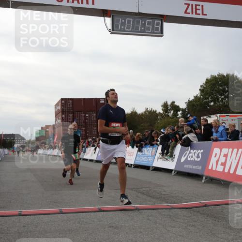 03.10.2025 - Köhlbrandbrückenlauf Yannick Fuchs http://msf.ph/oto/8990301 03.10.2025 16:01:57 Ziel 7204, 7299, 9145, 9192, 9324 meine-sportfotos.de