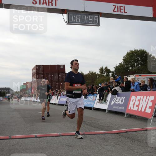 03.10.2025 - Köhlbrandbrückenlauf Yannick Fuchs http://msf.ph/oto/8990308 03.10.2025 16:01:57 Ziel 7204, 7299, 9145, 9192, 9324 meine-sportfotos.de