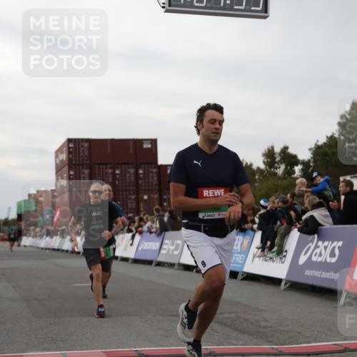 03.10.2025 - Köhlbrandbrückenlauf Yannick Fuchs http://msf.ph/oto/8990313 03.10.2025 16:01:58 Ziel 7204, 7299, 9145, 9324 meine-sportfotos.de