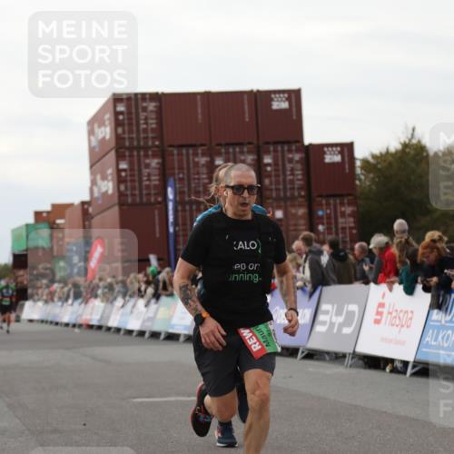 03.10.2025 - Köhlbrandbrückenlauf Yannick Fuchs http://msf.ph/oto/8990320 03.10.2025 16:01:58 Ziel 7204, 7299, 9145, 9324 meine-sportfotos.de