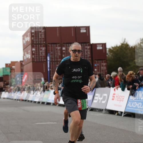 03.10.2025 - Köhlbrandbrückenlauf Yannick Fuchs http://msf.ph/oto/8990326 03.10.2025 16:01:58 Ziel 7204, 7299, 9145, 9324 meine-sportfotos.de