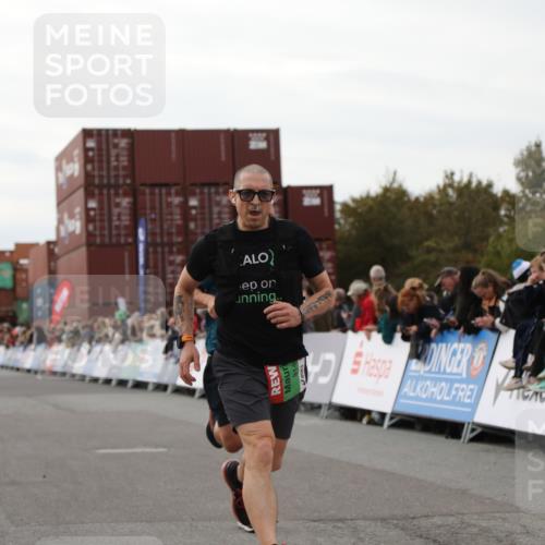 03.10.2025 - Köhlbrandbrückenlauf Yannick Fuchs http://msf.ph/oto/8990332 03.10.2025 16:01:58 Ziel 7204, 7299, 9145, 9324 meine-sportfotos.de