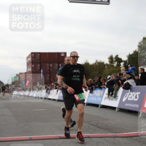 03.10.2025 - Köhlbrandbrückenlauf Yannick Fuchs http://msf.ph/oto/8990338 03.10.2025 16:01:59 Ziel 7204, 7299, 9145, 9324 meine-sportfotos.de
