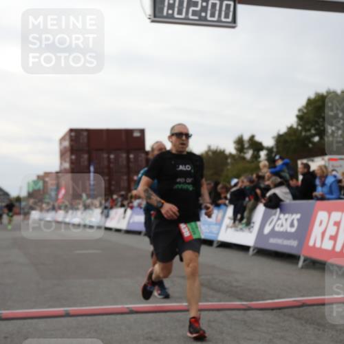 03.10.2025 - Köhlbrandbrückenlauf Yannick Fuchs http://msf.ph/oto/8990345 03.10.2025 16:01:59 Ziel 7204, 7299, 9145, 9324 meine-sportfotos.de