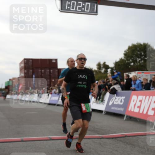03.10.2025 - Köhlbrandbrückenlauf Yannick Fuchs http://msf.ph/oto/8990350 03.10.2025 16:01:59 Ziel 7204, 7299, 9145, 9324 meine-sportfotos.de