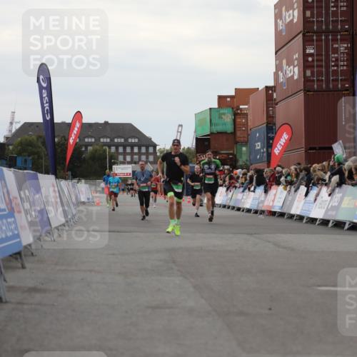 03.10.2025 - Köhlbrandbrückenlauf Yannick Fuchs http://msf.ph/oto/8990384 03.10.2025 16:02:00 Ziel 7204, 7299, 9145, 9324 meine-sportfotos.de