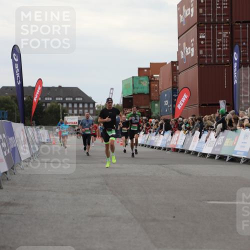 03.10.2025 - Köhlbrandbrückenlauf Yannick Fuchs http://msf.ph/oto/8990394 03.10.2025 16:02:01 Ziel 7204, 7299, 8988, 9145, 9324 meine-sportfotos.de