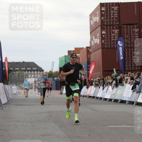 03.10.2025 - Köhlbrandbrückenlauf Yannick Fuchs http://msf.ph/oto/8990409 03.10.2025 16:02:04 Ziel 7115, 7160, 7299, 8988 meine-sportfotos.de