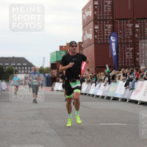 03.10.2025 - Köhlbrandbrückenlauf Yannick Fuchs http://msf.ph/oto/8990422 03.10.2025 16:02:04 Ziel 7115, 7160, 7299, 8988 meine-sportfotos.de