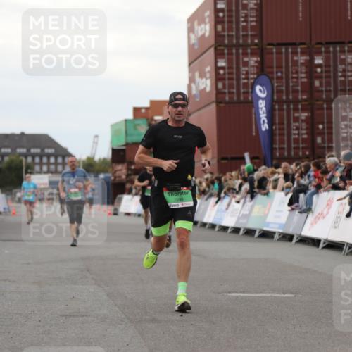 03.10.2025 - Köhlbrandbrückenlauf Yannick Fuchs http://msf.ph/oto/8990427 03.10.2025 16:02:04 Ziel 7115, 7160, 7299, 8988 meine-sportfotos.de