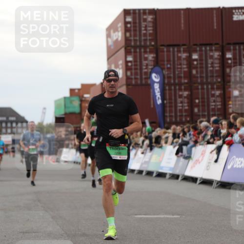 03.10.2025 - Köhlbrandbrückenlauf Yannick Fuchs http://msf.ph/oto/8990440 03.10.2025 16:02:05 Ziel 7115, 7160, 7299, 8988 meine-sportfotos.de