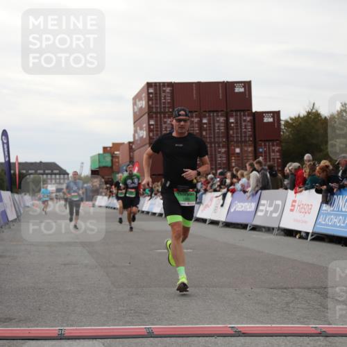 03.10.2025 - Köhlbrandbrückenlauf Yannick Fuchs http://msf.ph/oto/8990452 03.10.2025 16:02:05 Ziel 7115, 7160, 7299, 8988 meine-sportfotos.de