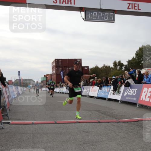03.10.2025 - Köhlbrandbrückenlauf Yannick Fuchs http://msf.ph/oto/8990458 03.10.2025 16:02:06 Ziel 7115, 7160, 7299, 8988 meine-sportfotos.de