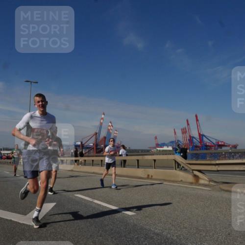 03.10.2025 - Köhlbrandbrückenlauf Matties Gatica Varas http://msf.ph/oto/8990462 03.10.2025 12:40:05 Position 2  meine-sportfotos.de