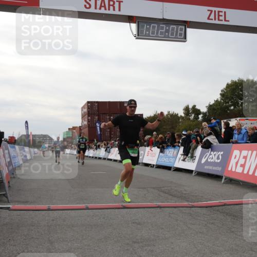 03.10.2025 - Köhlbrandbrückenlauf Yannick Fuchs http://msf.ph/oto/8990465 03.10.2025 16:02:06 Ziel 7115, 7160, 7299, 8988 meine-sportfotos.de