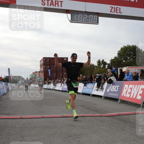 03.10.2025 - Köhlbrandbrückenlauf Yannick Fuchs http://msf.ph/oto/8990468 03.10.2025 16:02:06 Ziel 7115, 7160, 7299, 8988 meine-sportfotos.de