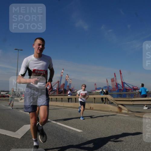 03.10.2025 - Köhlbrandbrückenlauf Matties Gatica Varas http://msf.ph/oto/8990471 03.10.2025 12:40:05 Position 2 2208, 18 meine-sportfotos.de