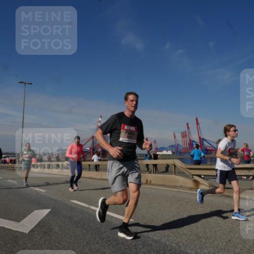 03.10.2025 - Köhlbrandbrückenlauf Matties Gatica Varas http://msf.ph/oto/8990475 03.10.2025 12:40:06 Position 2  meine-sportfotos.de