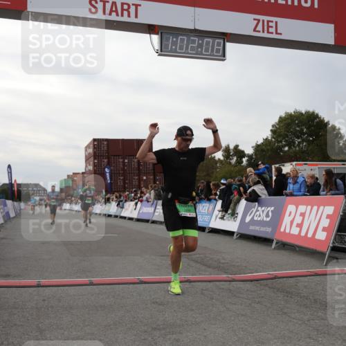 03.10.2025 - Köhlbrandbrückenlauf Yannick Fuchs http://msf.ph/oto/8990478 03.10.2025 16:02:06 Ziel 7115, 7160, 7299, 8988 meine-sportfotos.de