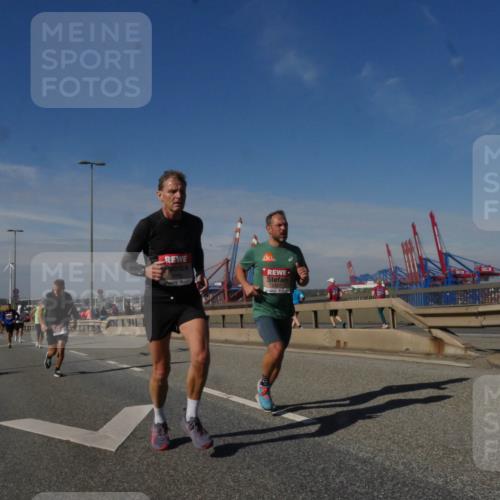 03.10.2025 - Köhlbrandbrückenlauf Matties Gatica Varas http://msf.ph/oto/8990492 03.10.2025 12:40:09 Position 2  meine-sportfotos.de