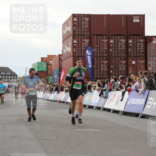 03.10.2025 - Köhlbrandbrückenlauf Yannick Fuchs http://msf.ph/oto/8990494 03.10.2025 16:02:07 Ziel 7115, 7160, 7299, 8988 meine-sportfotos.de