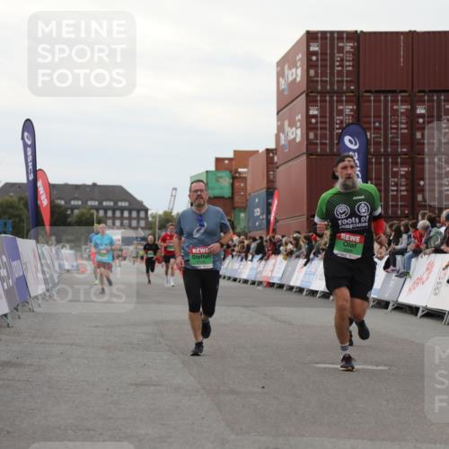 03.10.2025 - Köhlbrandbrückenlauf Yannick Fuchs http://msf.ph/oto/8990510 03.10.2025 16:02:07 Ziel 7115, 7160, 7299, 8988 meine-sportfotos.de