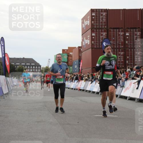 03.10.2025 - Köhlbrandbrückenlauf Yannick Fuchs http://msf.ph/oto/8990513 03.10.2025 16:02:08 Ziel 7115, 7160, 7299, 8049, 8509, 8988 meine-sportfotos.de