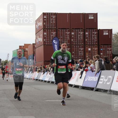 03.10.2025 - Köhlbrandbrückenlauf Yannick Fuchs http://msf.ph/oto/8990519 03.10.2025 16:02:08 Ziel 7115, 7160, 7299, 8049, 8509, 8988 meine-sportfotos.de