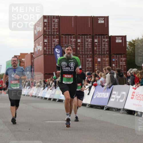 03.10.2025 - Köhlbrandbrückenlauf Yannick Fuchs http://msf.ph/oto/8990522 03.10.2025 16:02:08 Ziel 7115, 7160, 7299, 8049, 8509, 8988 meine-sportfotos.de