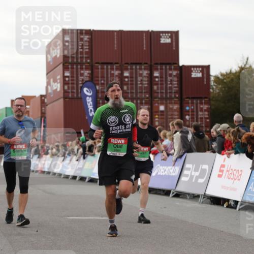 03.10.2025 - Köhlbrandbrückenlauf Yannick Fuchs http://msf.ph/oto/8990529 03.10.2025 16:02:08 Ziel 7115, 7160, 7299, 8049, 8509, 8988 meine-sportfotos.de