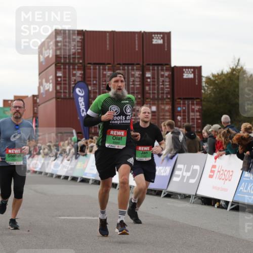 03.10.2025 - Köhlbrandbrückenlauf Yannick Fuchs http://msf.ph/oto/8990535 03.10.2025 16:02:08 Ziel 7115, 7160, 7299, 8049, 8509, 8988 meine-sportfotos.de
