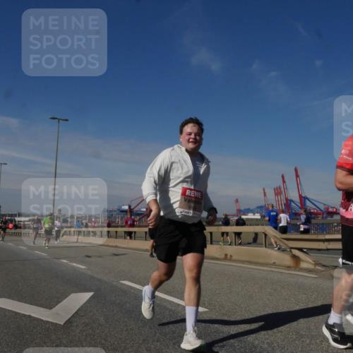 03.10.2025 - Köhlbrandbrückenlauf Matties Gatica Varas http://msf.ph/oto/8990545 03.10.2025 12:40:19 Position 2 48, 3 meine-sportfotos.de