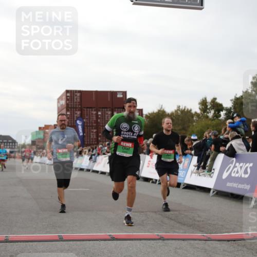 03.10.2025 - Köhlbrandbrückenlauf Yannick Fuchs http://msf.ph/oto/8990561 03.10.2025 16:02:09 Ziel 7115, 7160, 7299, 8049, 8509, 8988, 9115 meine-sportfotos.de