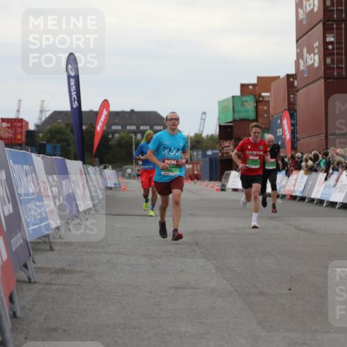 03.10.2025 - Köhlbrandbrückenlauf Yannick Fuchs http://msf.ph/oto/8990623 03.10.2025 16:02:13 Ziel 7115, 7160, 7171, 8049, 8509, 8988, 9115 meine-sportfotos.de