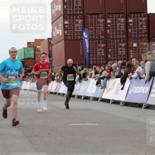 03.10.2025 - Köhlbrandbrückenlauf Yannick Fuchs http://msf.ph/oto/8990628 03.10.2025 16:02:14 Ziel 7115, 7160, 7171, 8049, 8509, 9115 meine-sportfotos.de
