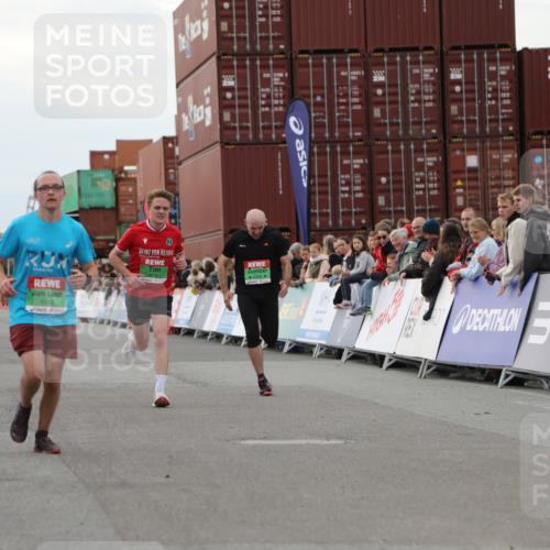03.10.2025 - Köhlbrandbrückenlauf Yannick Fuchs http://msf.ph/oto/8990634 03.10.2025 16:02:14 Ziel 7115, 7160, 7171, 8049, 8509, 9115 meine-sportfotos.de