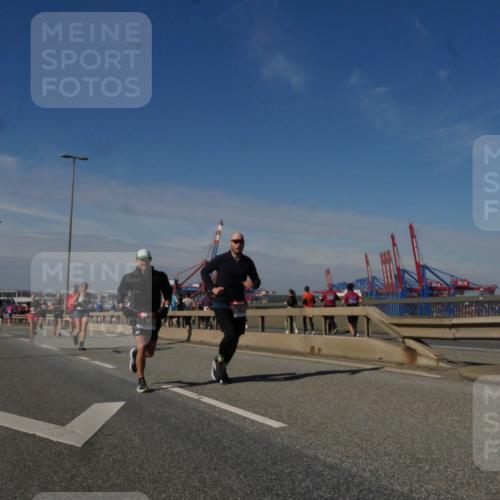 03.10.2025 - Köhlbrandbrückenlauf Matties Gatica Varas http://msf.ph/oto/8990637 03.10.2025 12:40:32 Position 2 118 meine-sportfotos.de
