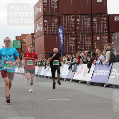 03.10.2025 - Köhlbrandbrückenlauf Yannick Fuchs http://msf.ph/oto/8990639 03.10.2025 16:02:14 Ziel 7115, 7160, 7171, 8049, 8509, 9115 meine-sportfotos.de
