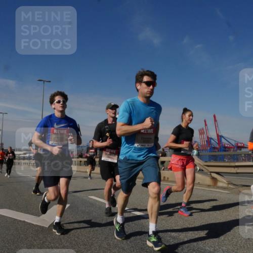 03.10.2025 - Köhlbrandbrückenlauf Matties Gatica Varas http://msf.ph/oto/8990689 03.10.2025 12:40:40 Position 2 6722 meine-sportfotos.de