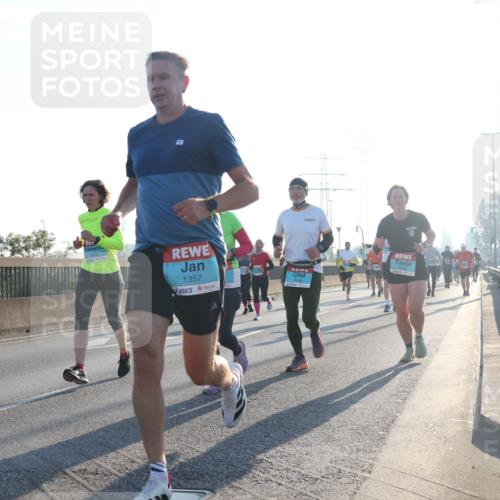 03.10.2025 - Köhlbrandbrückenlauf Luisa Fischer http://msf.ph/oto/8990768 03.10.2025 10:15:12 Position 3 1370, 1312, 1357 meine-sportfotos.de