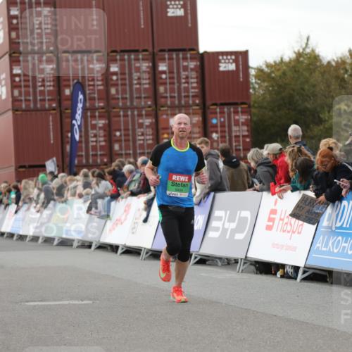 03.10.2025 - Köhlbrandbrückenlauf Yannick Fuchs http://msf.ph/oto/8990831 03.10.2025 16:02:22 Ziel 7110, 7171, 9409 meine-sportfotos.de